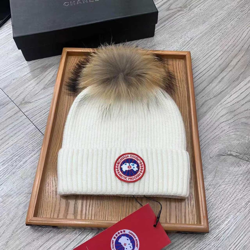🍒 White Knit Beanie with Fur Pom Pom